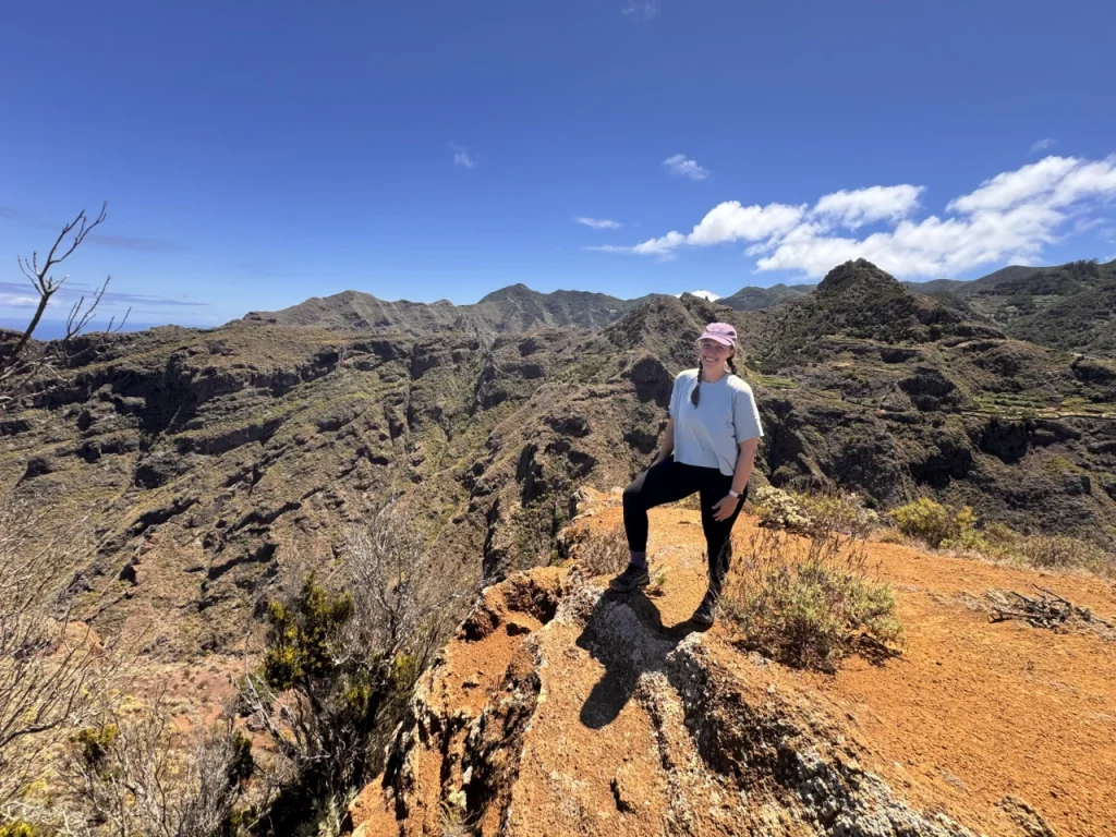 Senderista en un mirador de Anaga con cielo azul y vistas a las montañas