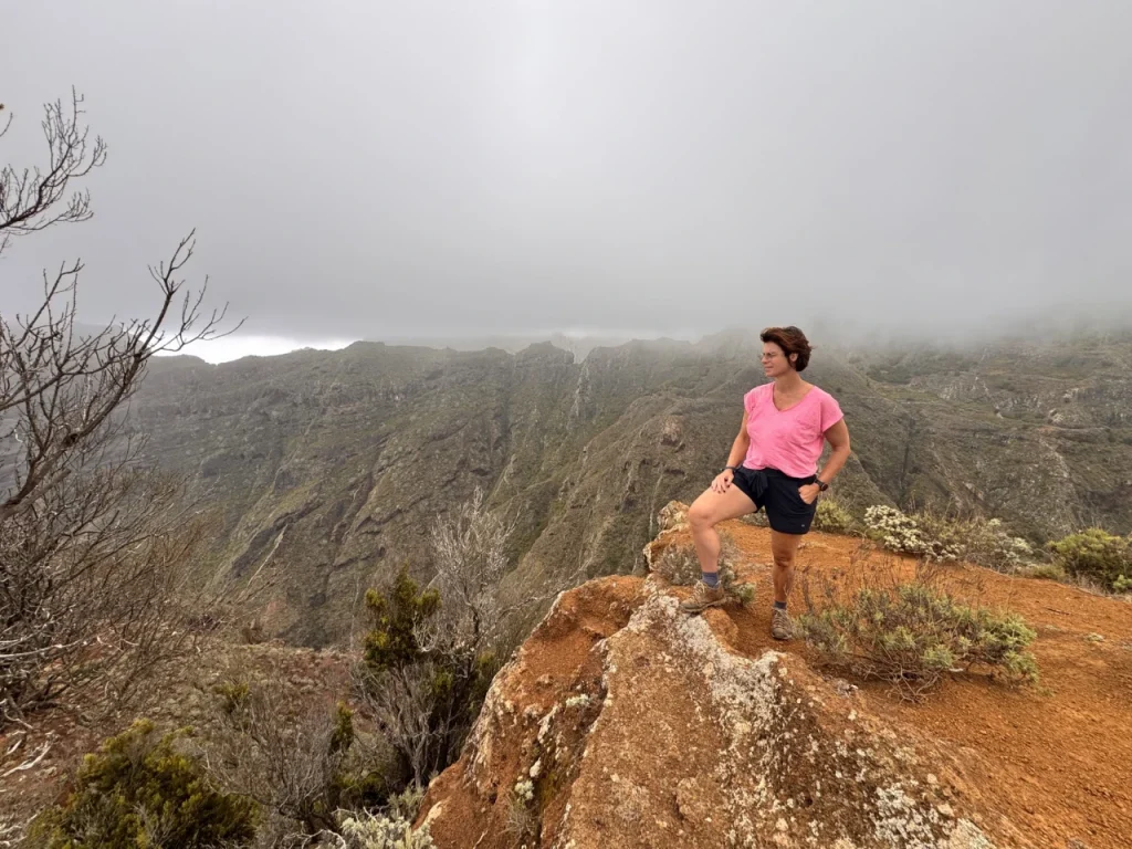Senderista en el mismo mirador de Anaga con nubes bajas cubriendo las crestas
