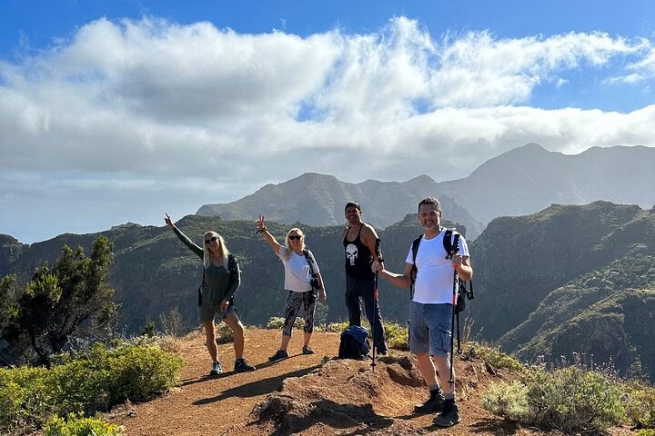 Grupo de senderistas en un mirador de las montañas de Anaga