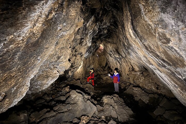 Dentro de la cueva de lava